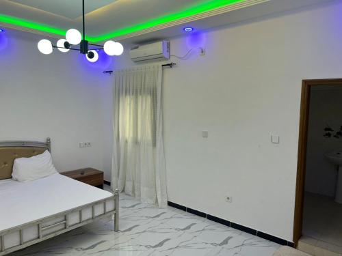 Postel nebo postele na pokoji v ubytování Appartement meublé, confortable et abordable à Saint-Louis