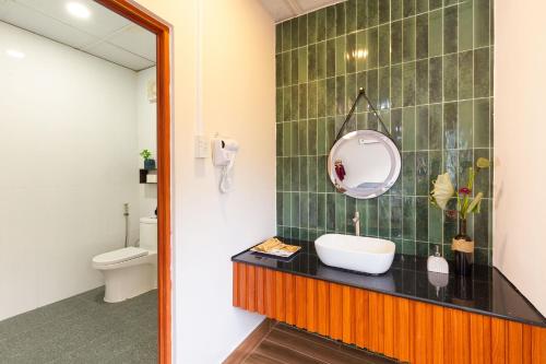 Koupelna v ubytování Sadec Bonsai Farmstay