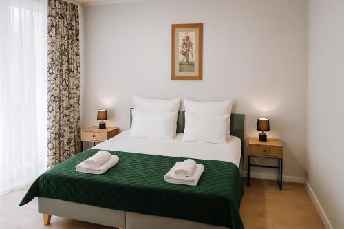ein Schlafzimmer mit einem Bett mit zwei Handtüchern darauf in der Unterkunft Bezpieczna Przystań in Frombork