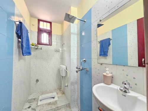 Ένα μπάνιο στο Spacious 2BHK Flat Modern Comfort Stay