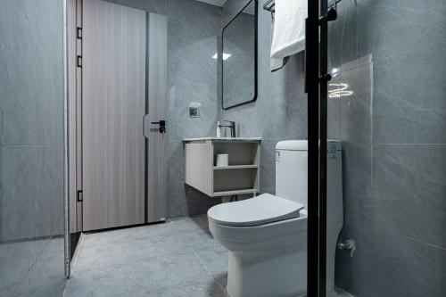 ein Badezimmer mit einer weißen Toilette und einem Waschbecken in der Unterkunft Diamond Ivy Two Bedroom Apartment, Swimming pool, gym, workspace ,Wonderiss Homes Kileleshwa Living in Nairobi