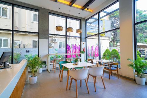 Μια τηλεόραση ή/και κέντρο ψυχαγωγίας στο Olive Hotel Brookefield by Embassy Group