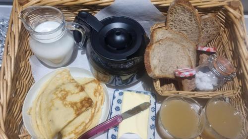 een picknickmand met brood, melk en toast bij STUDIO tout équipé au calme in Puyravault