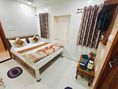 une chambre avec un lit dans une pièce dans l'établissement CN Comforts Hotel & Dormitory, à Lucknow