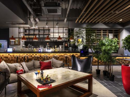 Khu vực ghế ngồi tại ibis Osaka Umeda