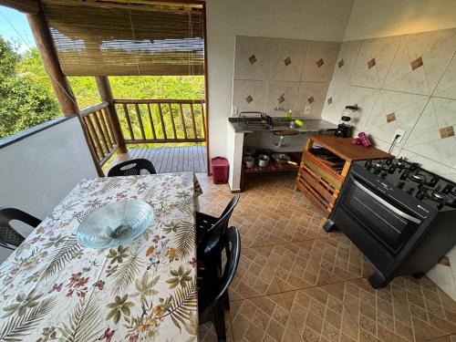 Η κουζίνα ή μικρή κουζίνα στο Casa Amar'ela Refugio Tropical, PERTO DAS MELHORES PRAIAS !!!!!