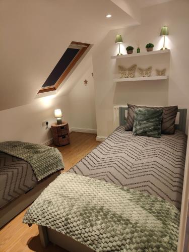 1 Schlafzimmer mit 2 Betten im Dachgeschoss in der Unterkunft luxury Maisonette near beach in Morecambe