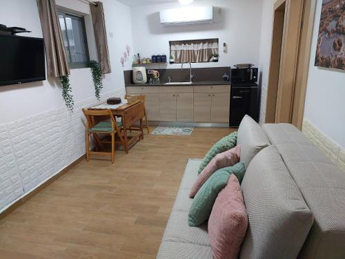 Η κουζίνα ή μικρή κουζίνα στο אצלנו בחצר - צימר למשפחות ולזוגות בדרום ים המלח