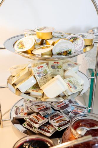 Dos platos con queso y otros alimentos encima. en Apart-Garni Innerwiesn, en Mayrhofen