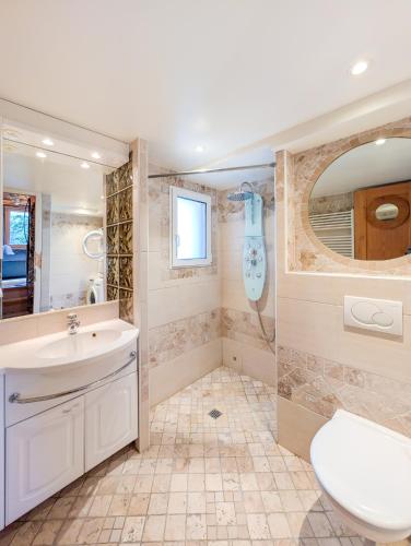 Un baño con inodoro, lavabo y ducha. en Appt de charme dans chalet - liberté & nature, en Chesières