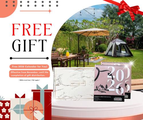 Ein Flyer für eine kostenlose Geschenkbox liegt auf einem Tisch im Garten. in der Unterkunft 25P Enchanting Bungalow Retreat - Mystical Garden,Petaling Jaya by Verano in Petaling Jaya