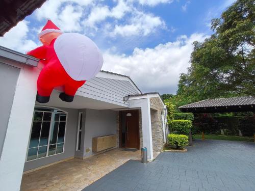 Ein Weihnachtsmann-Ballon ist an einem Haus befestigt. in der Unterkunft 25P Enchanting Bungalow Retreat - Mystical Garden,Petaling Jaya by Verano in Petaling Jaya