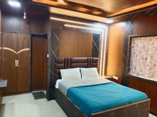 un dormitorio con una cama en una habitación en Krishna residency, en Ooty