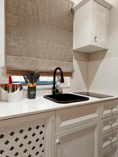 Zebbuga Lavish Suite 2 في Żebbuġ: مطبخ مع حوض ونافذة