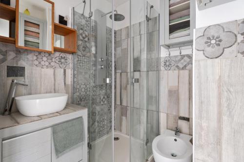 ein Badezimmer mit Dusche, Toilette und Waschbecken in der Unterkunft Cosy in Paris in Vanves