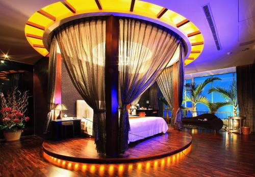 a bedroom with a bed in a room at Changhua Laurel Boutique Motel in Changhua City