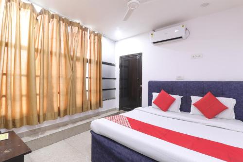 Ένα ή περισσότερα κρεβάτια σε δωμάτιο στο Hotel Metro Regency