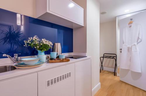 cocina con fregadero y encimera blanca en Fort sea view, en Batumi