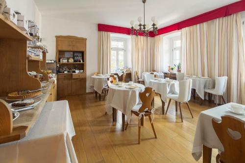 Restoran või mõni muu söögikoht majutusasutuses Hotel Montana