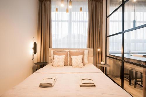 une chambre avec un grand lit et une fenêtre dans l'établissement Apartments Ružomberok 204, à Ružomberok