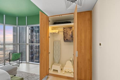 a room with a door open to a room with a view at Luxury Radiant Boulevard Residence in Mushayrib