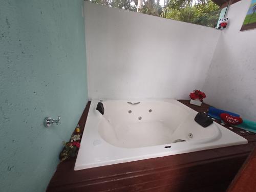 Ένα μπάνιο στο Chalé com jacuzzi Florianópolis