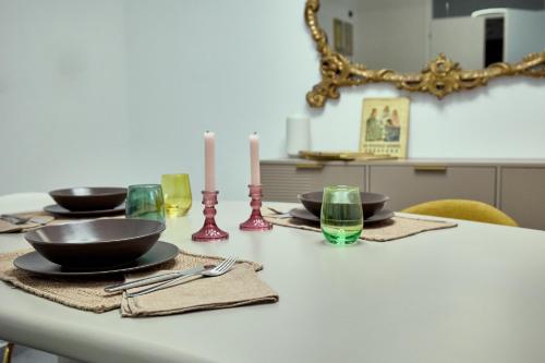 een tafel met borden, kaarsen en glazen erop bij Apt G 209 in Montepulciano