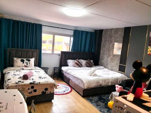 a bedroom with two beds and a window at อิมแพ็ค popular condo c5 แม่ตังค์ in Ban Bang Phang