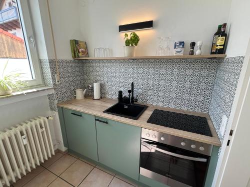 Η κουζίνα ή μικρή κουζίνα στο Idyllische Wohnung mit Bergblick nah am Simssee