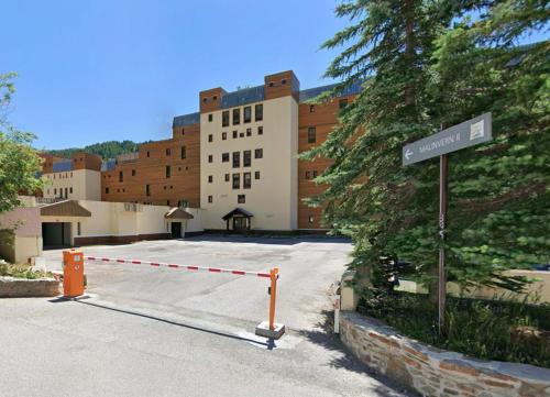 ein Straßenschild vor einem Gebäude in der Unterkunft Studio Front Neige - Parking inclus - Galerie marchande Isola 2000 in Isola 2000