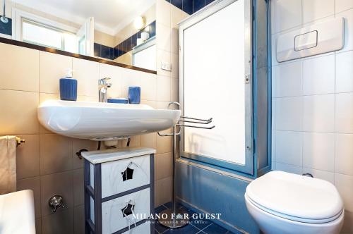 een badkamer met een wastafel en een toilet bij The Central - Milan Cortina Olympics 2026 in Milaan