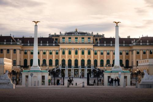Inner City Apartment - Near Schönbrunn and Metro - Self Check-In
