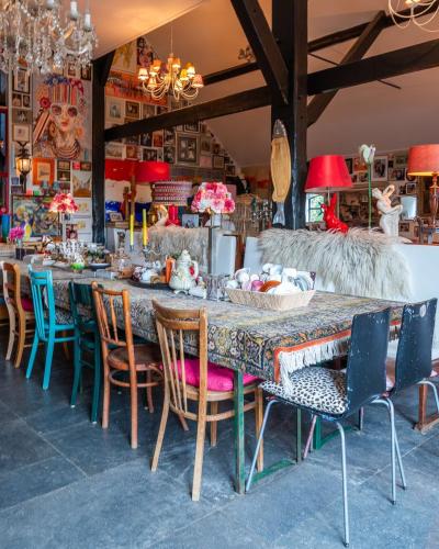 a dining room with a long table and chairs at Op Vakantie bij Nicole in Putten