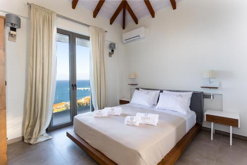 Giường trong phòng chung tại Eneos Boutique Residences - Koroni Poolside & Garden Retreats