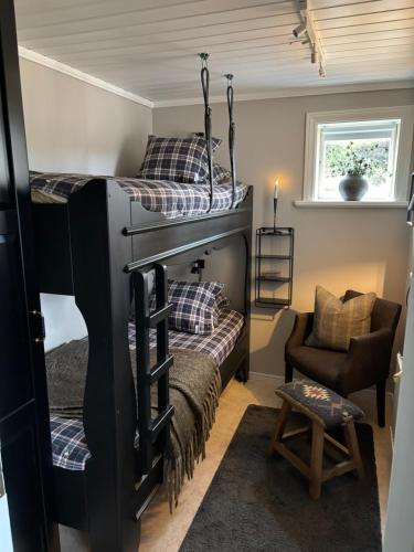 Sälen Gruvens fäbod في سالن: غرفة بسريرين بطابقين وكرسي
