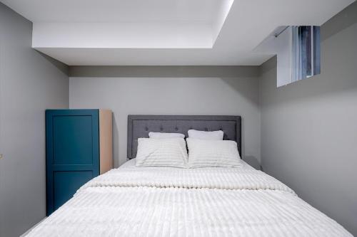 ein Schlafzimmer mit einem Bett und einem blauen Schrank in der Unterkunft Renovated 2 Bedroom Basement Apartment Near 401 and Amenities in Bowmanville