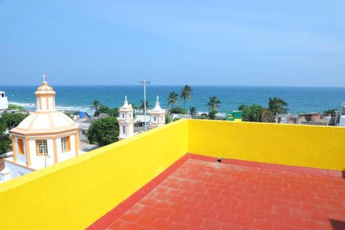 Meerblick vom Dach eines Gebäudes in der Unterkunft Sandy Toes -Ocean Balcony 2BHK & 2mins to Promenade in Puducherry