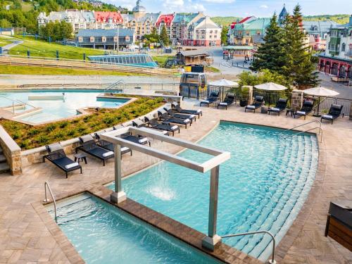 Bazén v ubytování Fairmont Tremblant nebo v jeho okolí