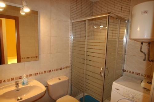 a bathroom with a shower and a toilet and a sink at Casas Blancas 37 in Miami Platja