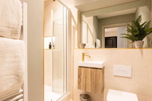 a bathroom with a sink and a mirror at Apartment Seven Pelican House in Bournemouth
