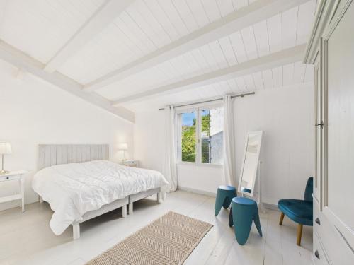 雷岛林滩Charmante maison pour 8 à 800 m de la plage的一间带床和窗户的白色卧室