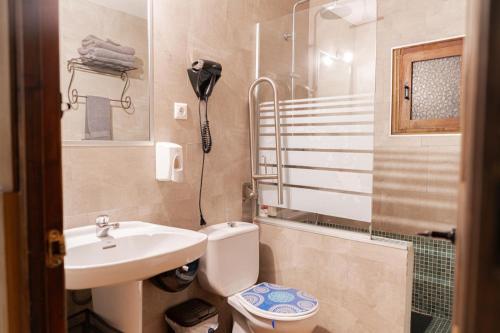 Koupelna v ubytování Complejo rural la Badia