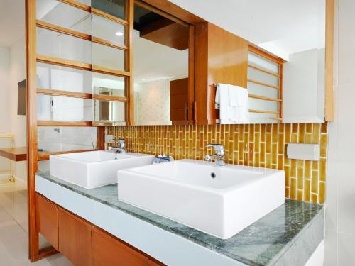 a bathroom with two sinks and a counter at Royal Beach View in Pattaya South