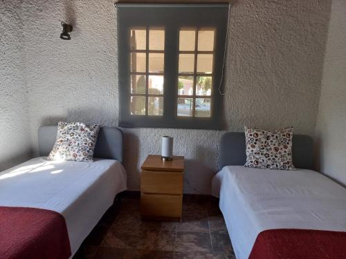 een kamer met twee bedden en een raam bij Alsouk in Vilamoura