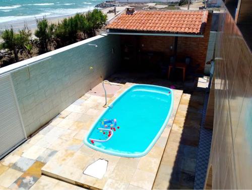 una piscina en la parte superior de un edificio con la playa en capongabeachce, en Cascavel
