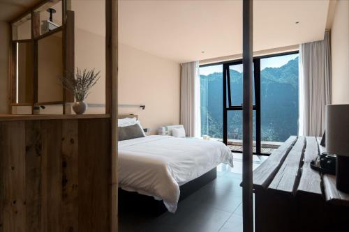 Postel nebo postele na pokoji v ubytování Chongqing Jinfo Cloudhaus Boutique Hotel