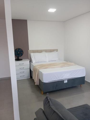 een slaapkamer met een bed en een ladekast bij studio 11 em Praia de Leste beach 1quarto in Pontal do Paraná