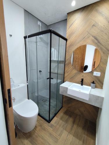 een badkamer met een douche, een toilet en een wastafel bij studio 11 em Praia de Leste beach 1quarto in Pontal do Paraná