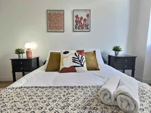 une chambre avec un lit blanc avec deux tables de nuit dans l'établissement Le Cornas, à Tournon-sur-Rhône