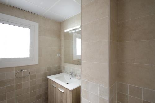 a bathroom with a sink and a mirror at Villa Atenea in Miami Platja
